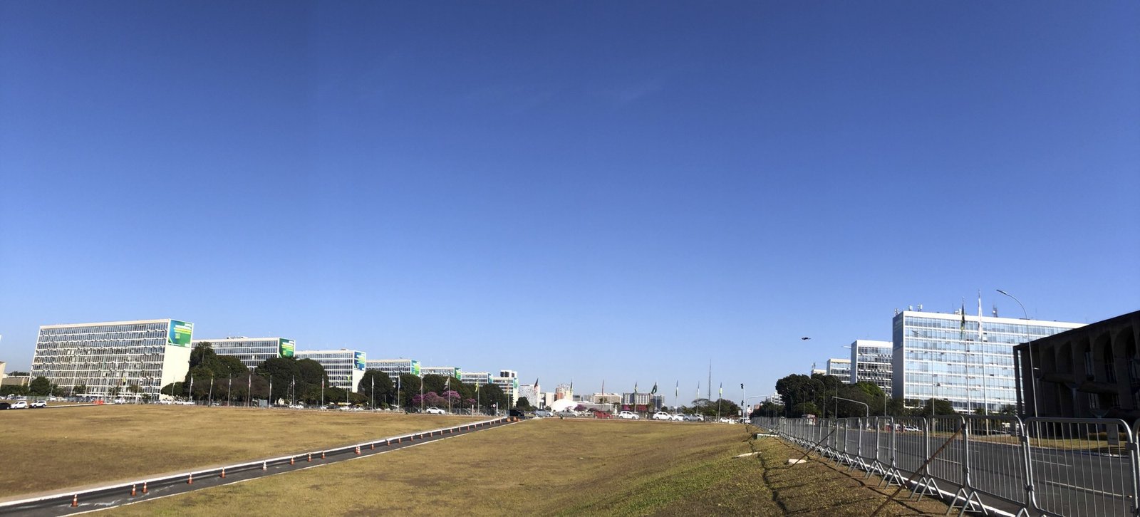 Esplanada dos Ministérios, em Brasília, sob céu azul