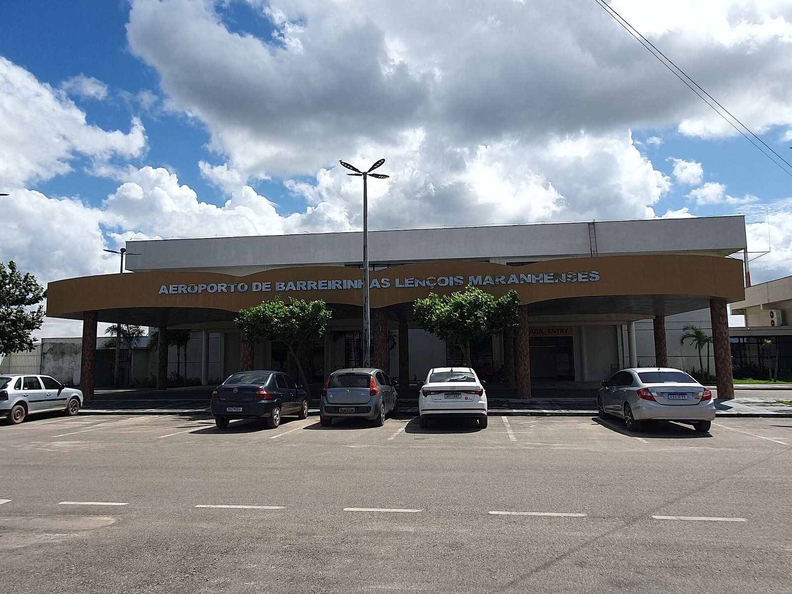 Fachada do Aeroporto de Barreirinhas Lençóis Maranhenses com carros no estacionamento