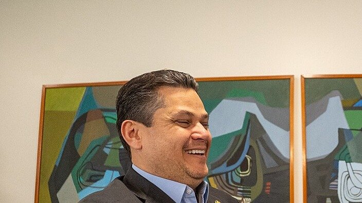 Davi Alcolumbre, presidente do Senado, cumprimenta um interlocutor durante audiência