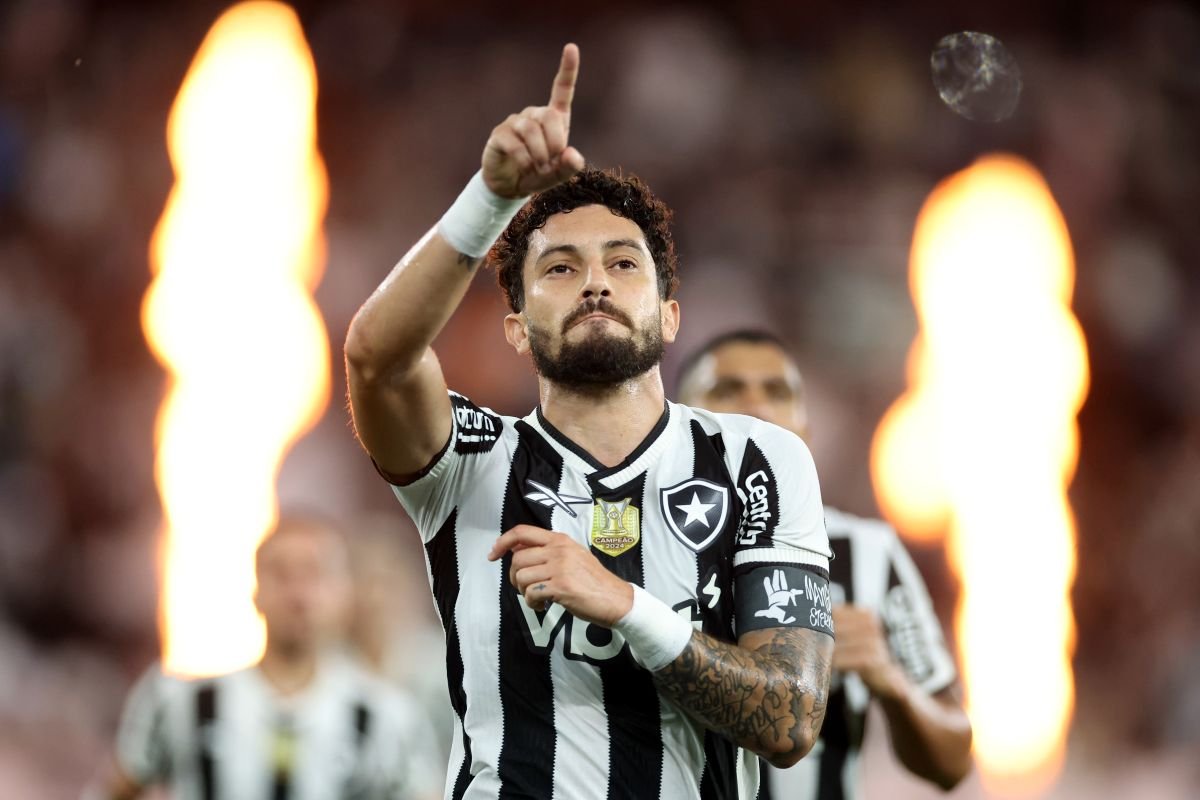 Alex Telles durante partida do Botafogo