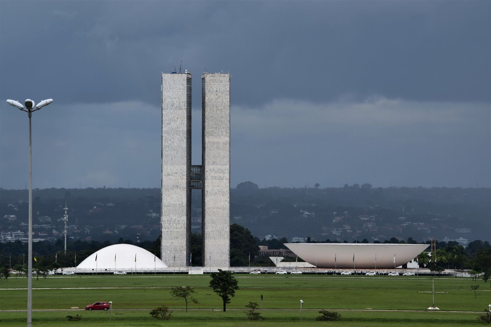 Edifício do Congresso Nacional em Brasília sob céu nublado