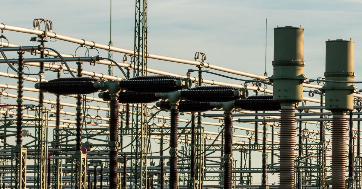 Equipamentos de alta tensão em uma subestação de energia elétrica