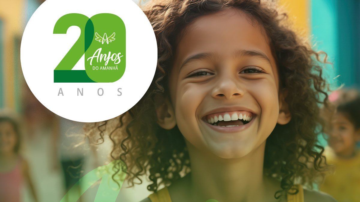 Card de divulgação dos 20 anos da Rede Solidária Anjos do Amanhã, com criança sorrindo
