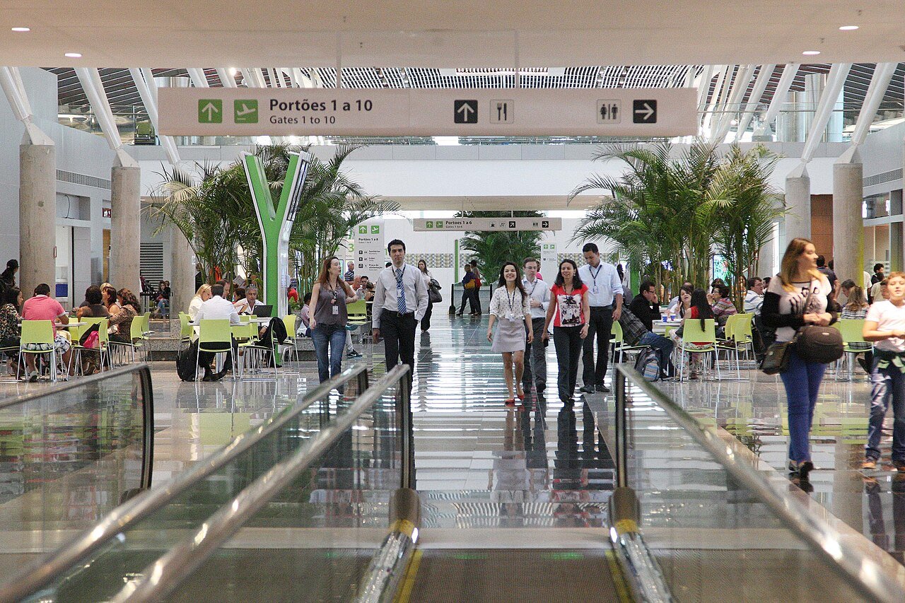 Saguão do Aeroporto Internacional de Brasília com passageiros circulando