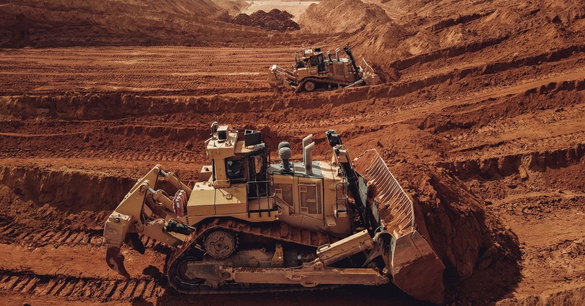 Tratores de esteira movimentam terra em área de terraplenagem, em imagem ilustrativa