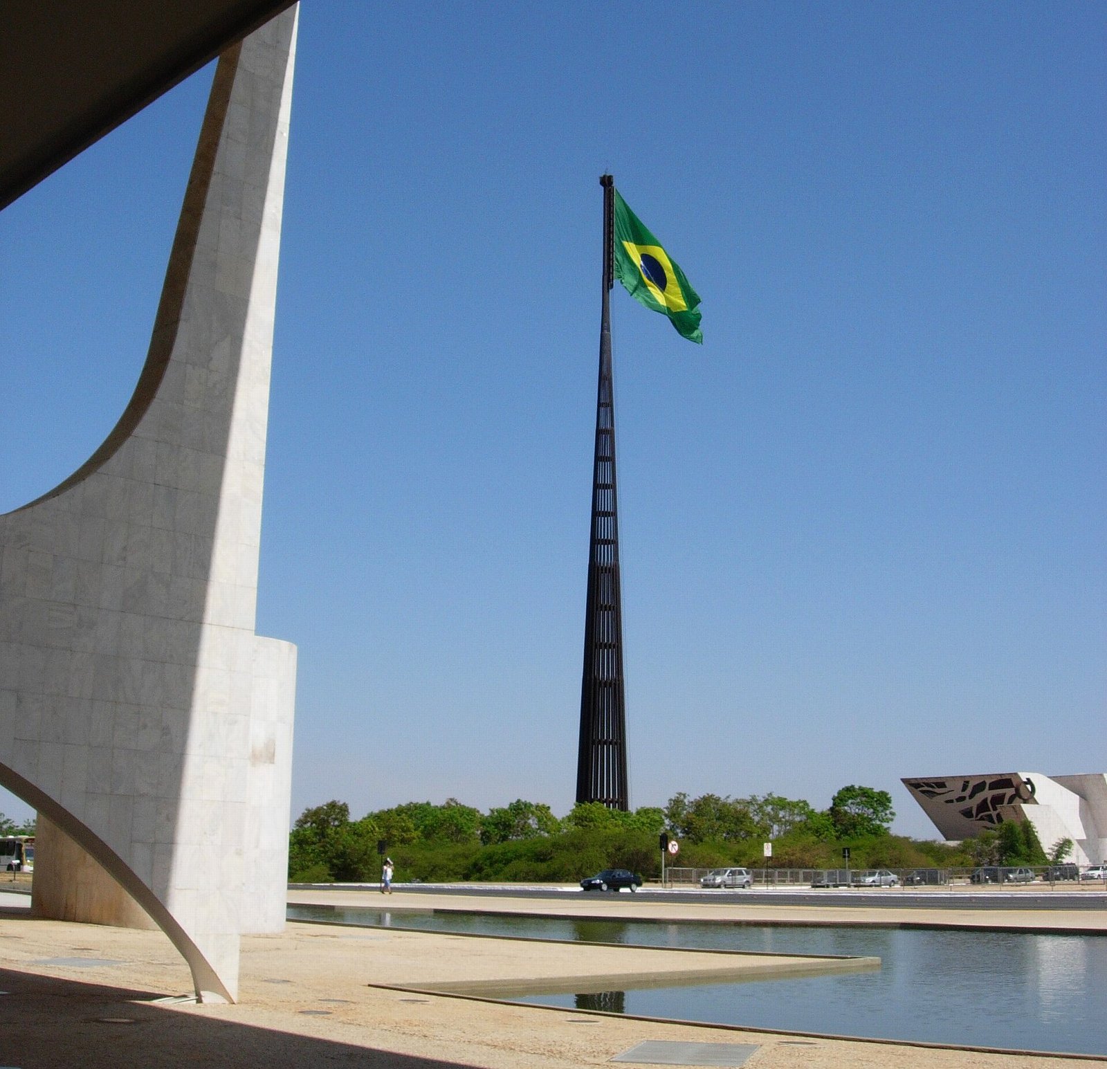 Bandeira nacional hasteada na Praça dos Três Poderes, em Brasília, vista a partir do Palácio do Planalto