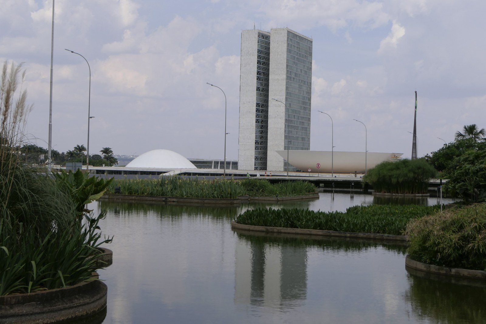 Torres e cúpulas do Congresso Nacional vistas de um espelho d'água, em Brasília (foto de arquivo)