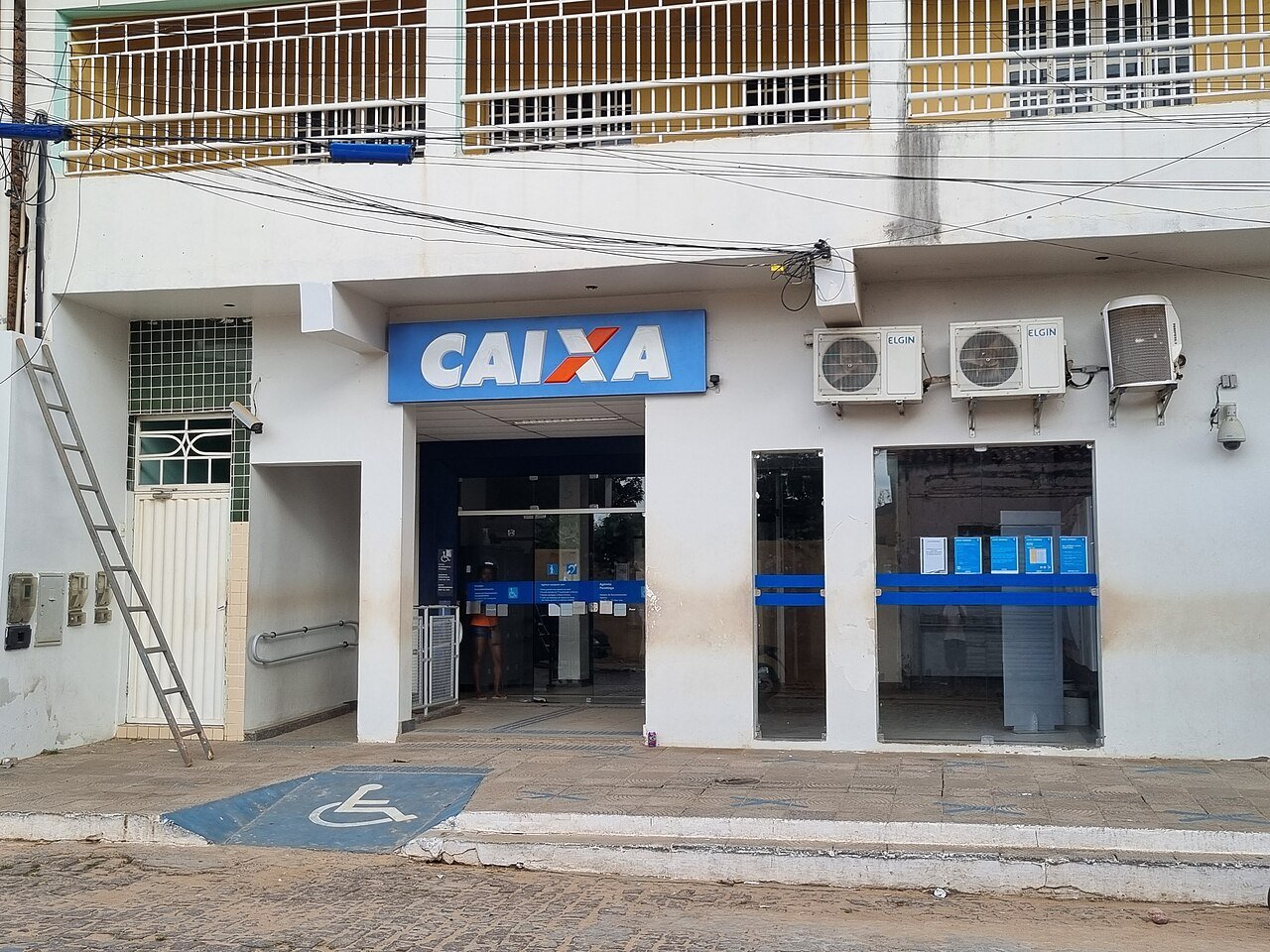 Fachada de uma agência da Caixa Econômica Federal com letreiro azul