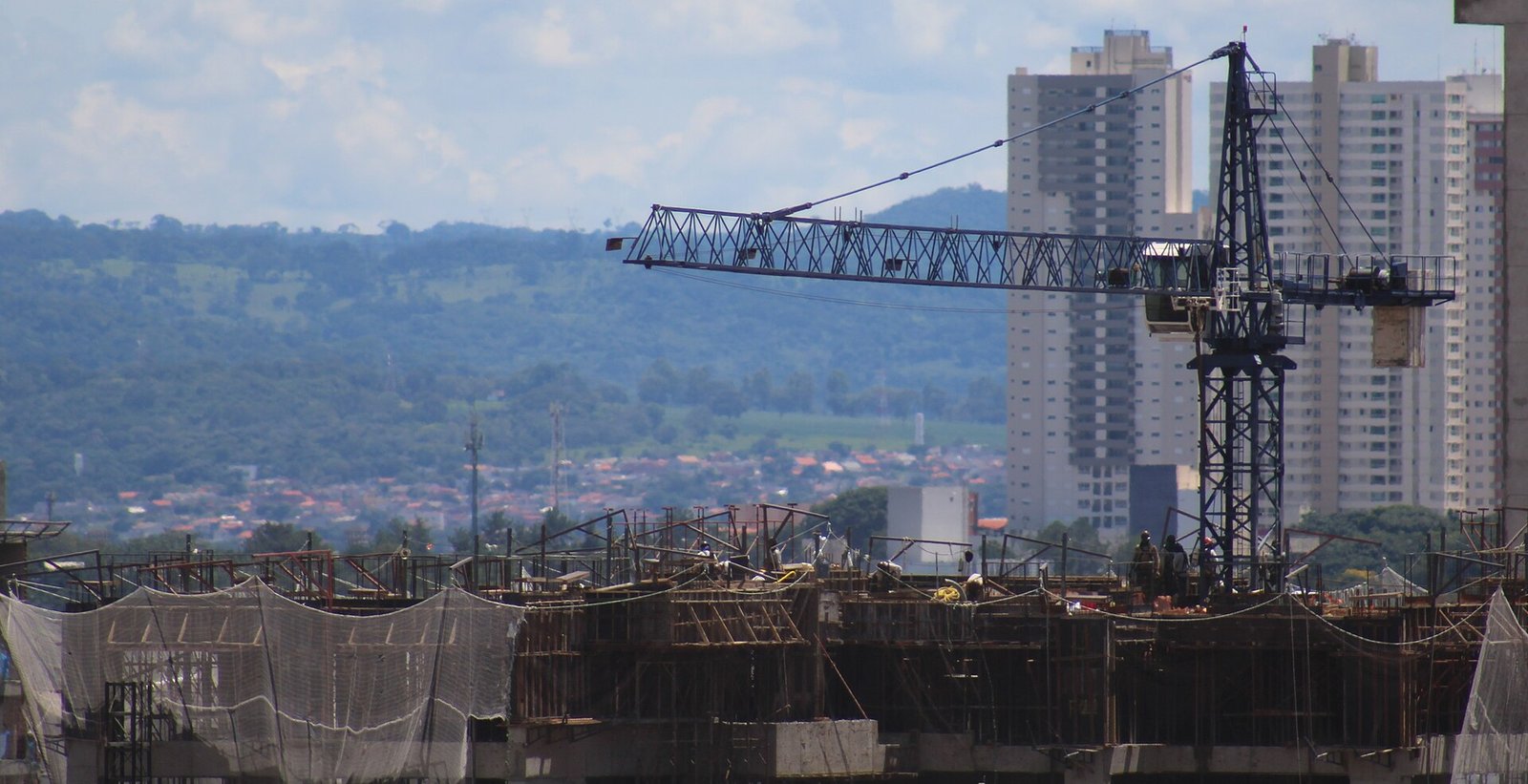 Guindaste sobre canteiro de obras de edifício em construção em cidade brasileira