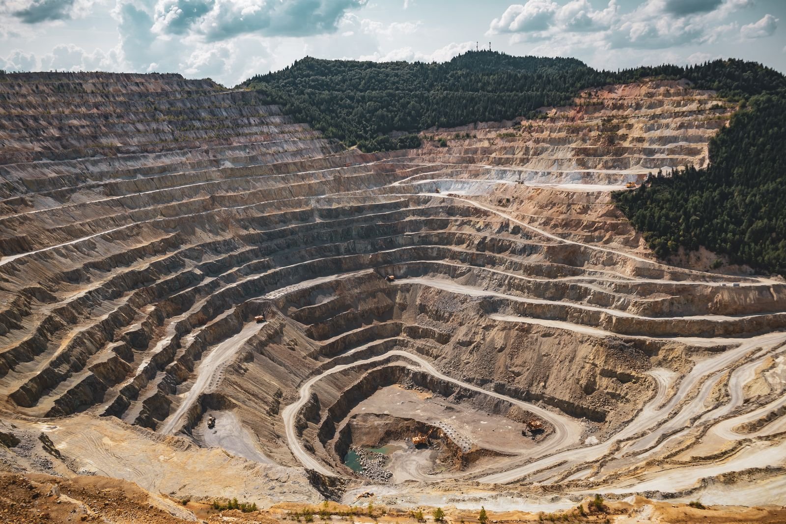 Vista aérea de uma grande mina a céu aberto em terraços, imagem ilustrativa de mineração