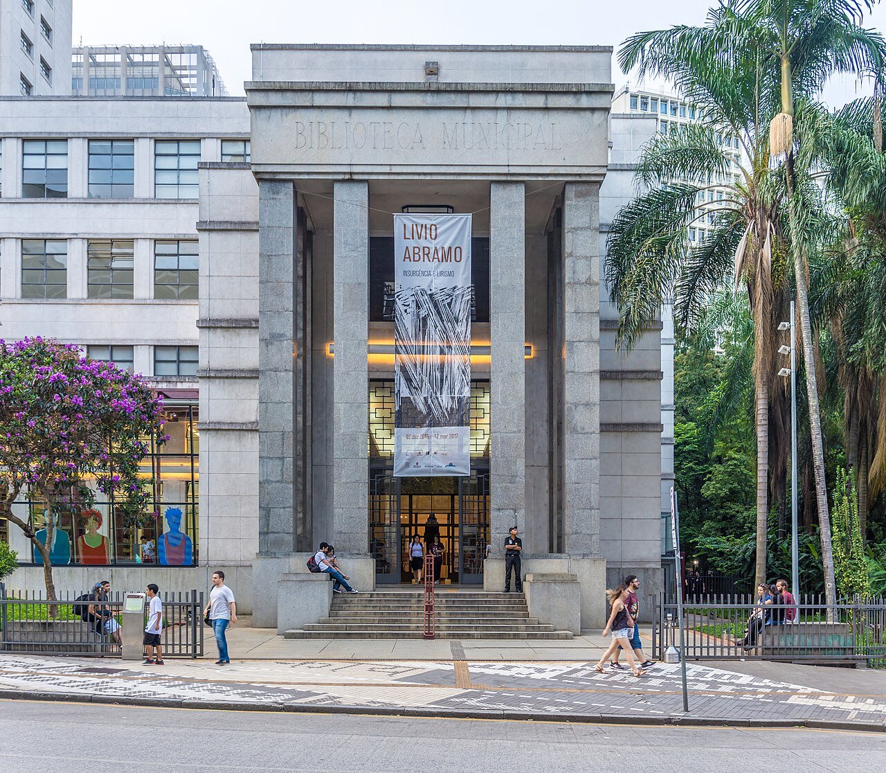Fachada da Biblioteca Mario de Andrade, no centro de Sao Paulo, com banner de exposicao