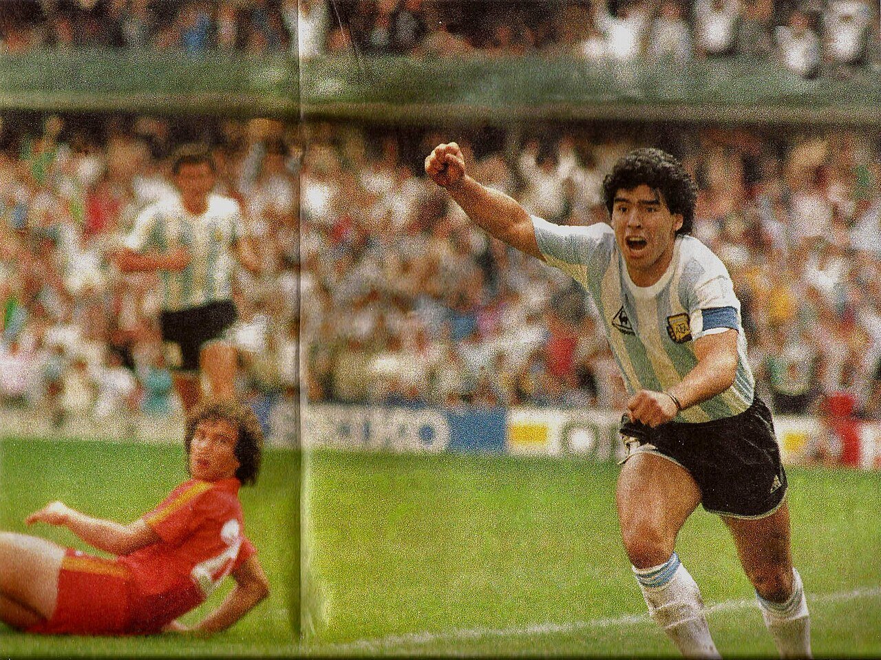 Diego Maradona comemora gol com o punho erguido na partida contra a Bélgica, na Copa do Mundo de 1986