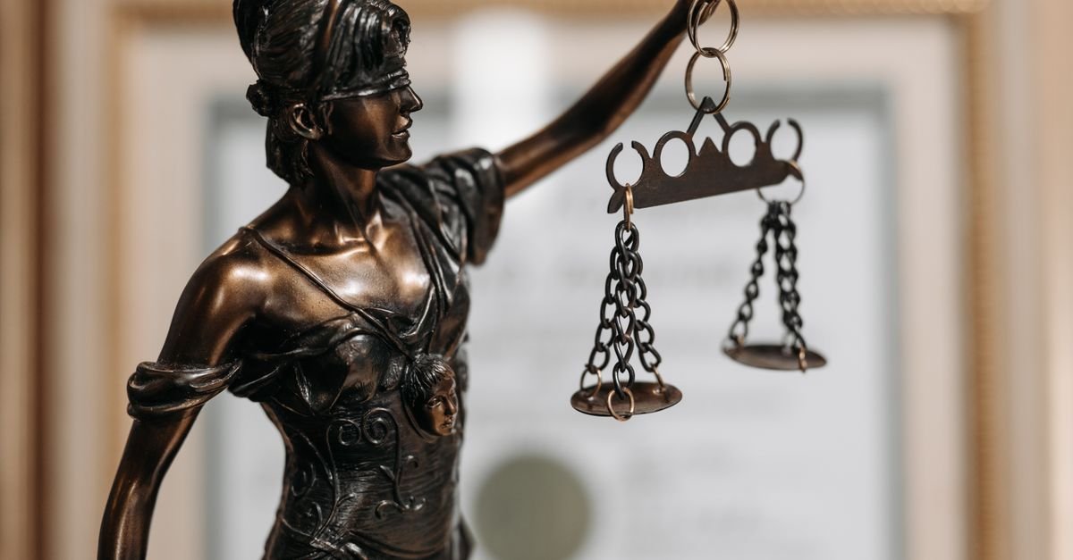 Estátua da Justiça em bronze com balança, em close