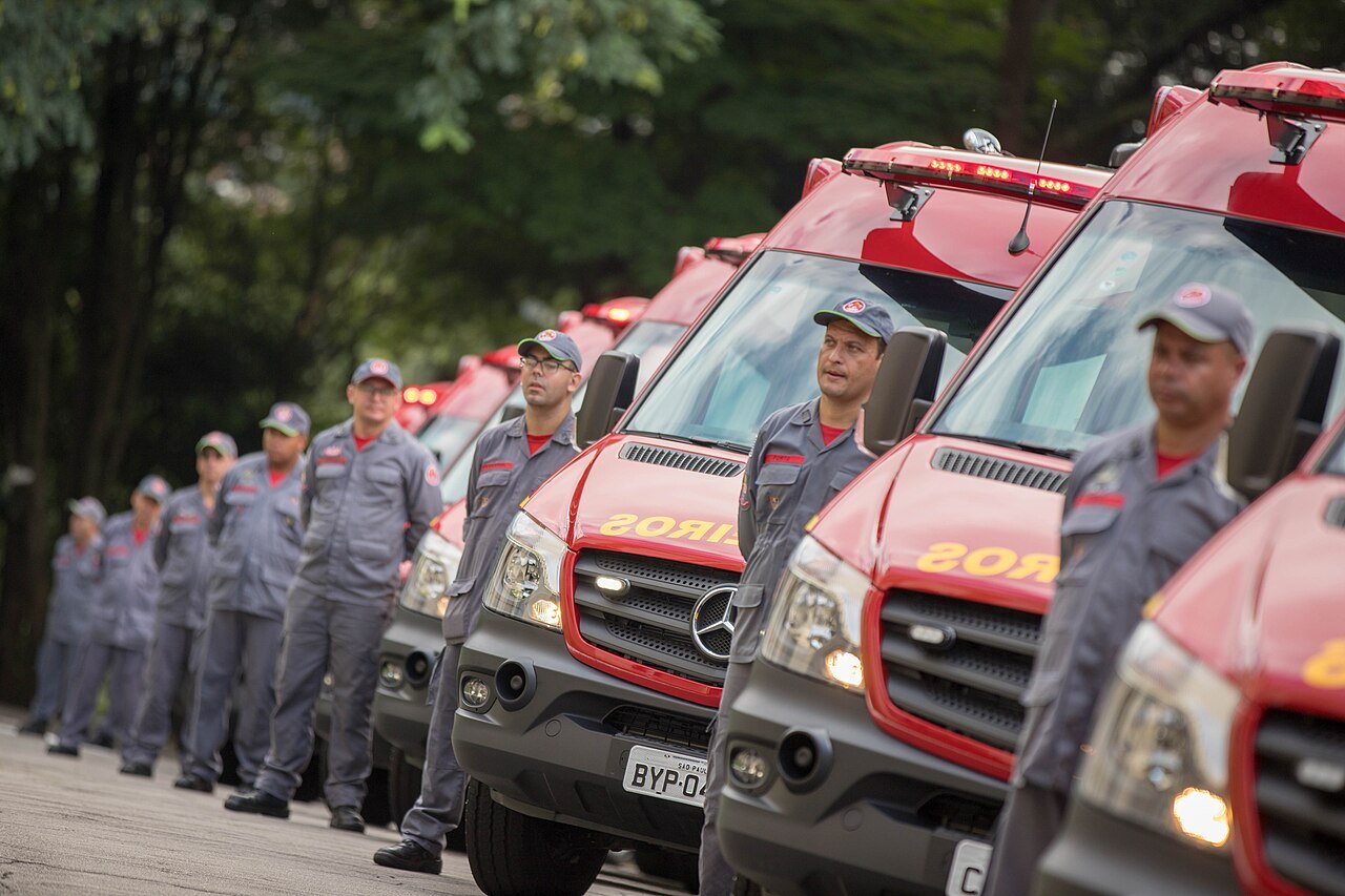 Viaturas do Corpo de Bombeiros do Estado de São Paulo enfileiradas com militares ao lado