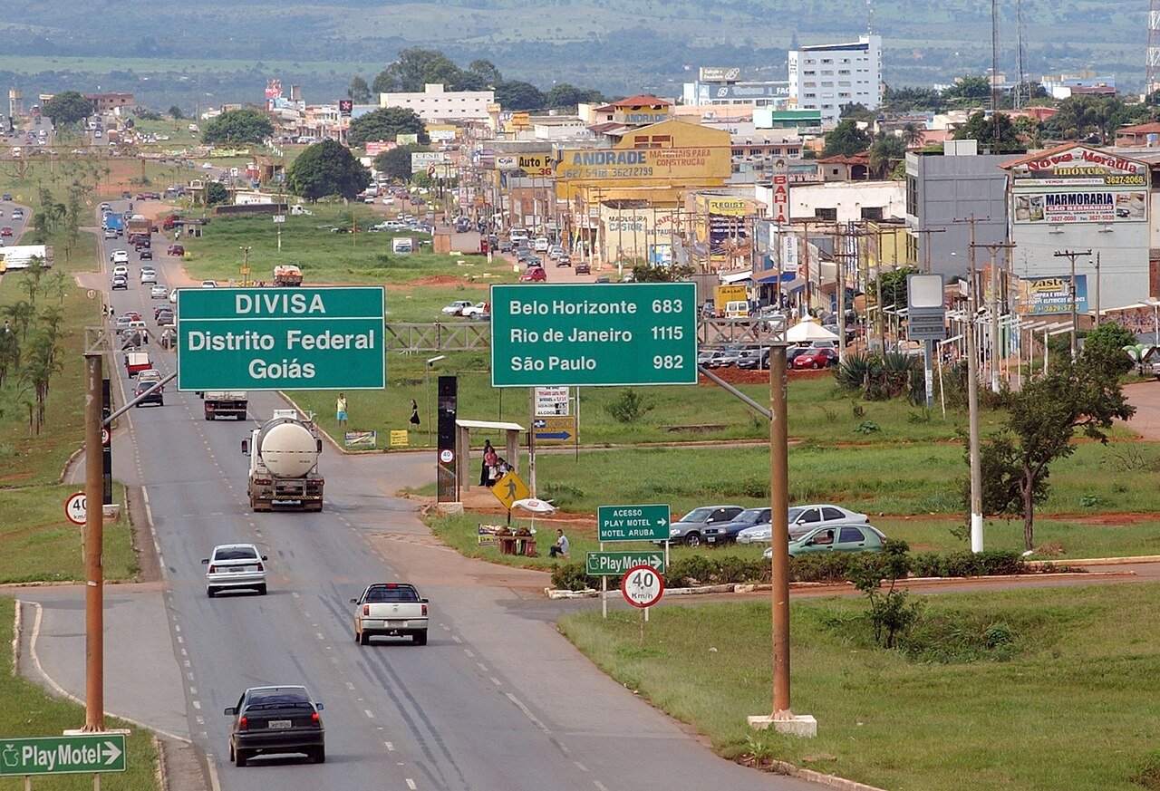 Trecho da BR-040 na divisa entre o Distrito Federal e Goiás, com caminhão e carros na pista e placas de sinalização, em foto de arquivo