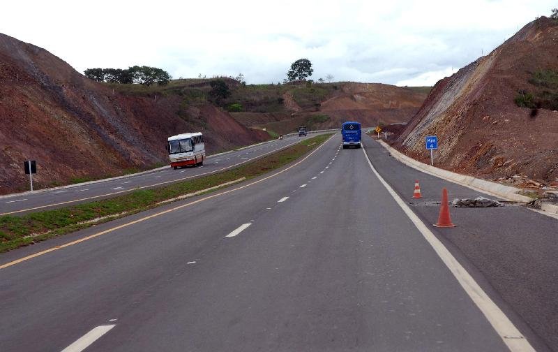 Trecho duplicado da BR-060, entre Brasília e Goiânia, com ônibus em tráfego e sinalização de quilometragem