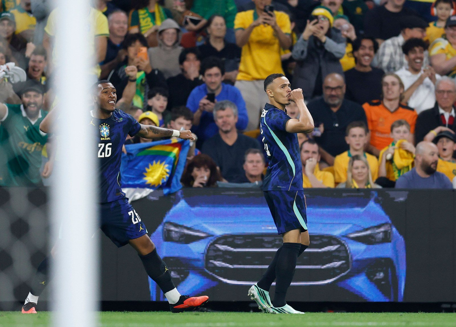 Vanderson comemora gol diante da torcida australiana vestida de verde e amarelo no Suncorp Stadium