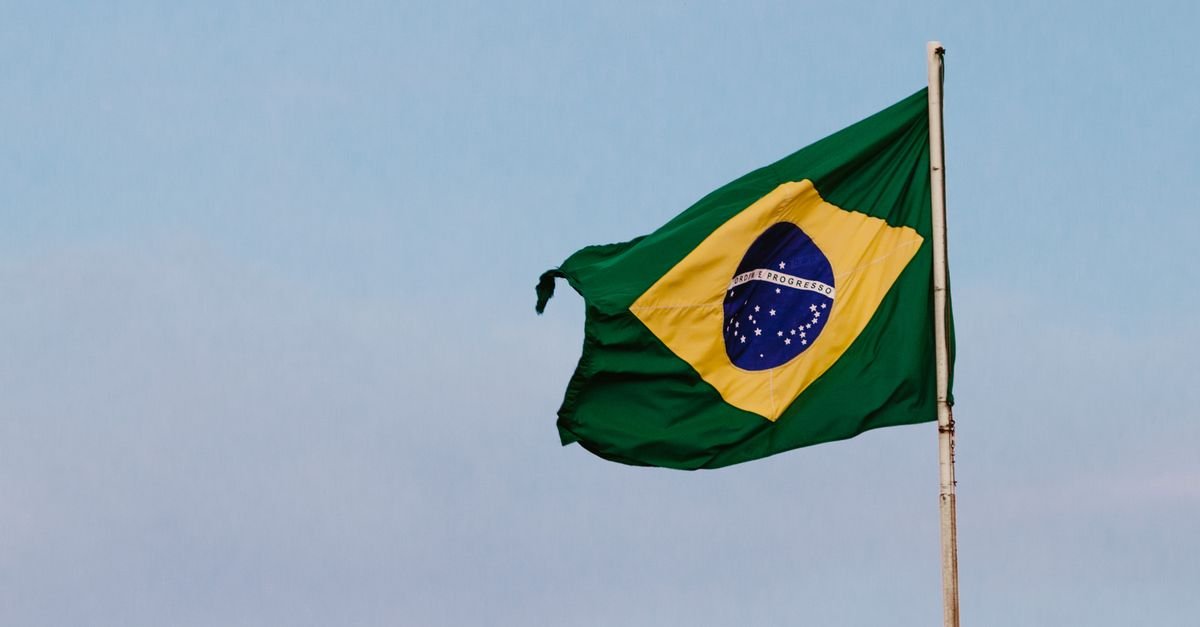 Bandeira do Brasil tremulando contra o céu azul