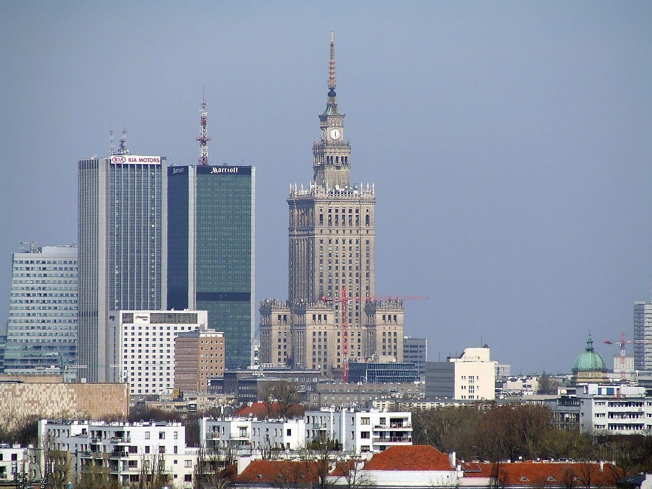 Centro de Varsóvia, na Polônia, com o Palácio da Cultura e da Ciência e prédios de escritórios ao fundo, em foto de arquivo
