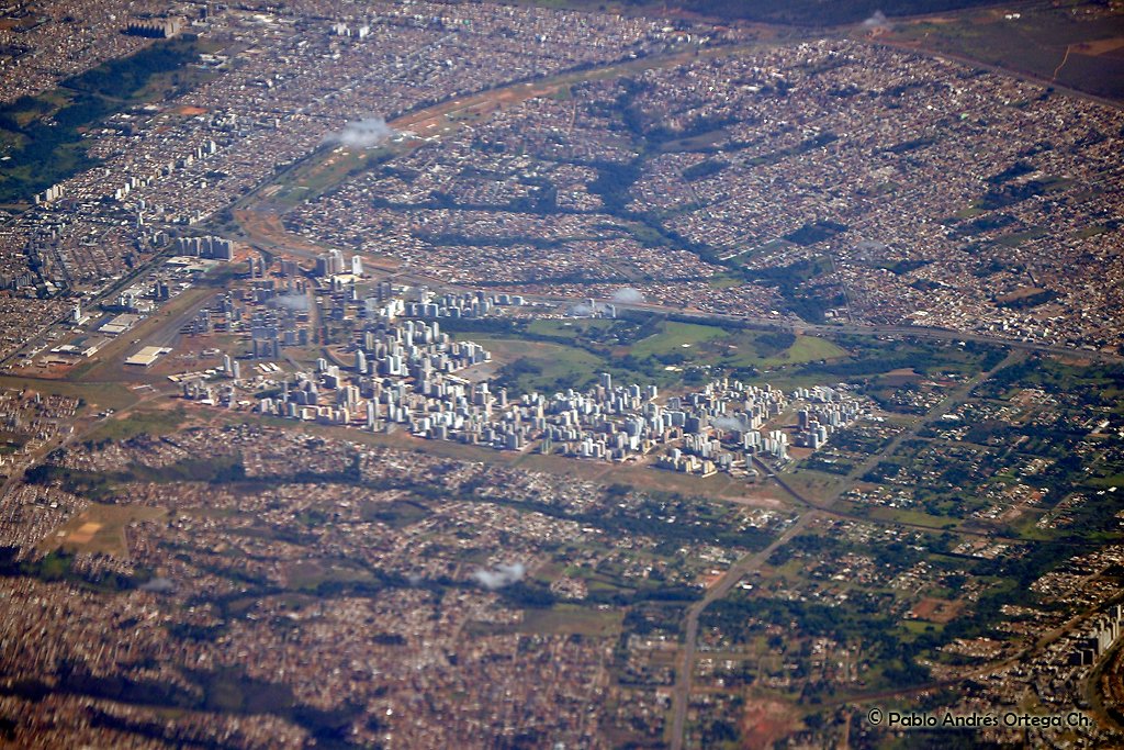 Vista aérea da mancha urbana de Brasília, com prédios, quadras residenciais e áreas verdes