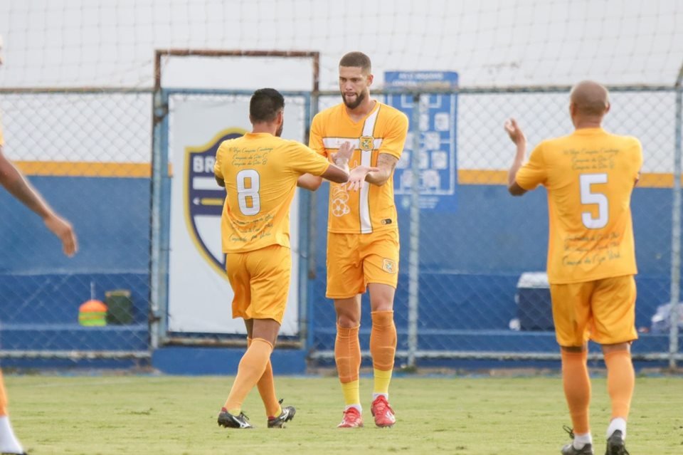 Jogadores do Brasiliense comemorando vitória
