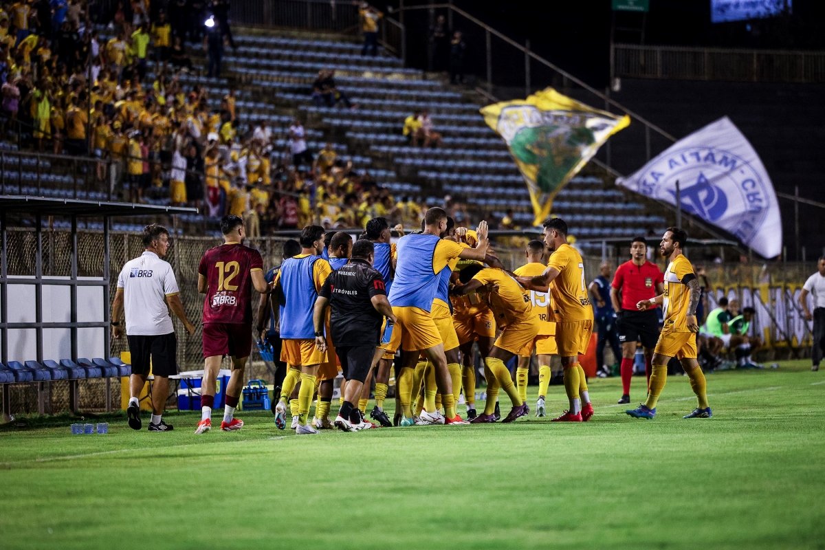 Jogadores do Brasiliense comemorando gol