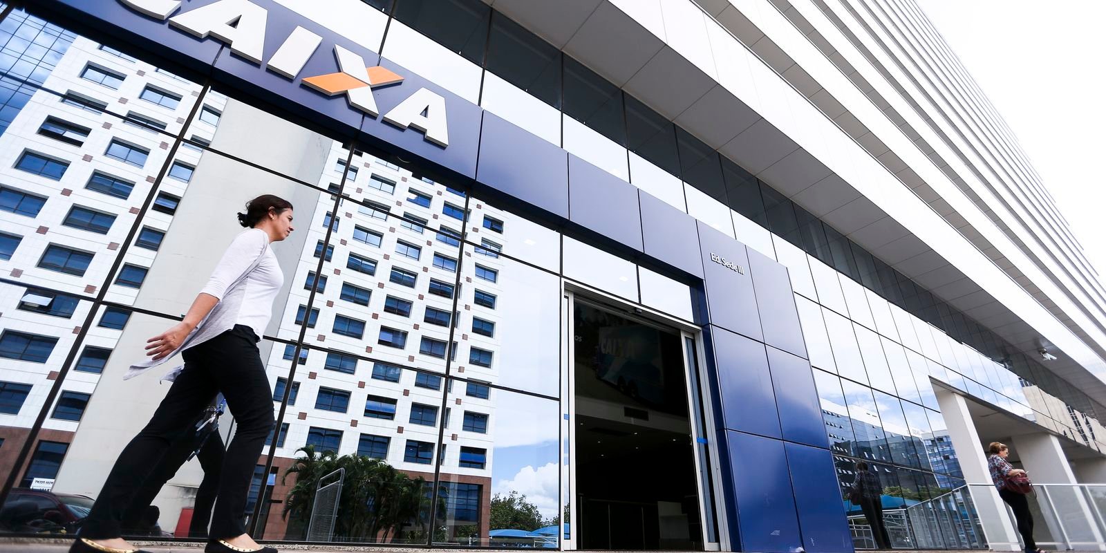 Fachada envidraçada do edifício sede da Caixa Econômica Federal com o logotipo do banco