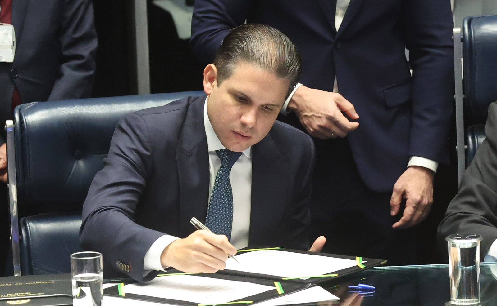 Hugo Motta assina a emenda constitucional que acaba com a escala 6x1