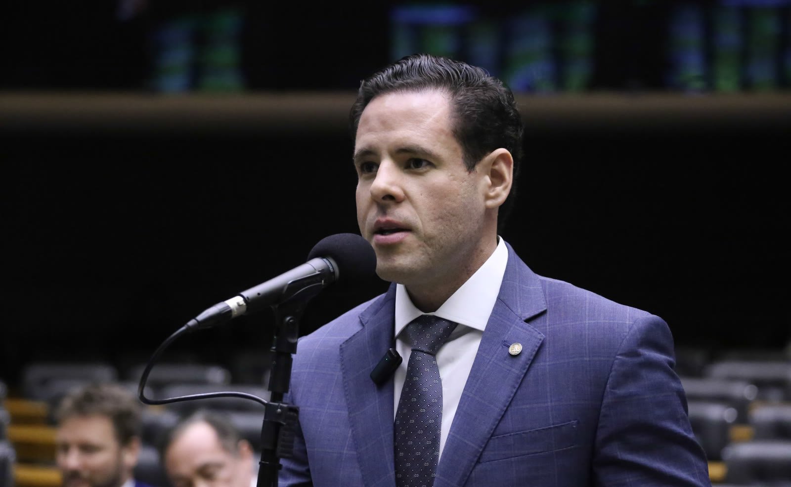 Deputado Rodrigo Valadares, relator do projeto, discursa no Plenário da Câmara
