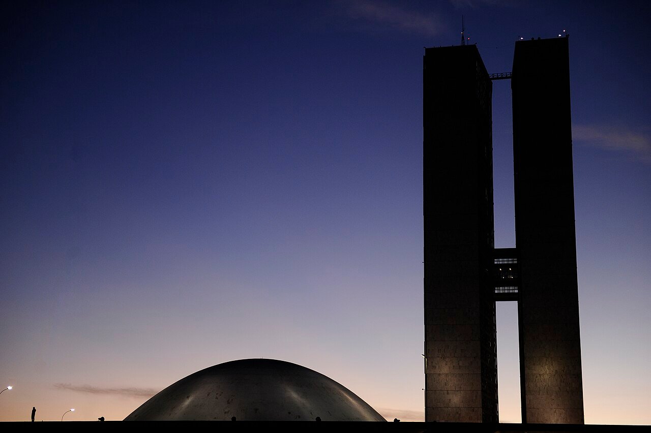 Silhueta do Congresso Nacional em Brasília no fim da tarde