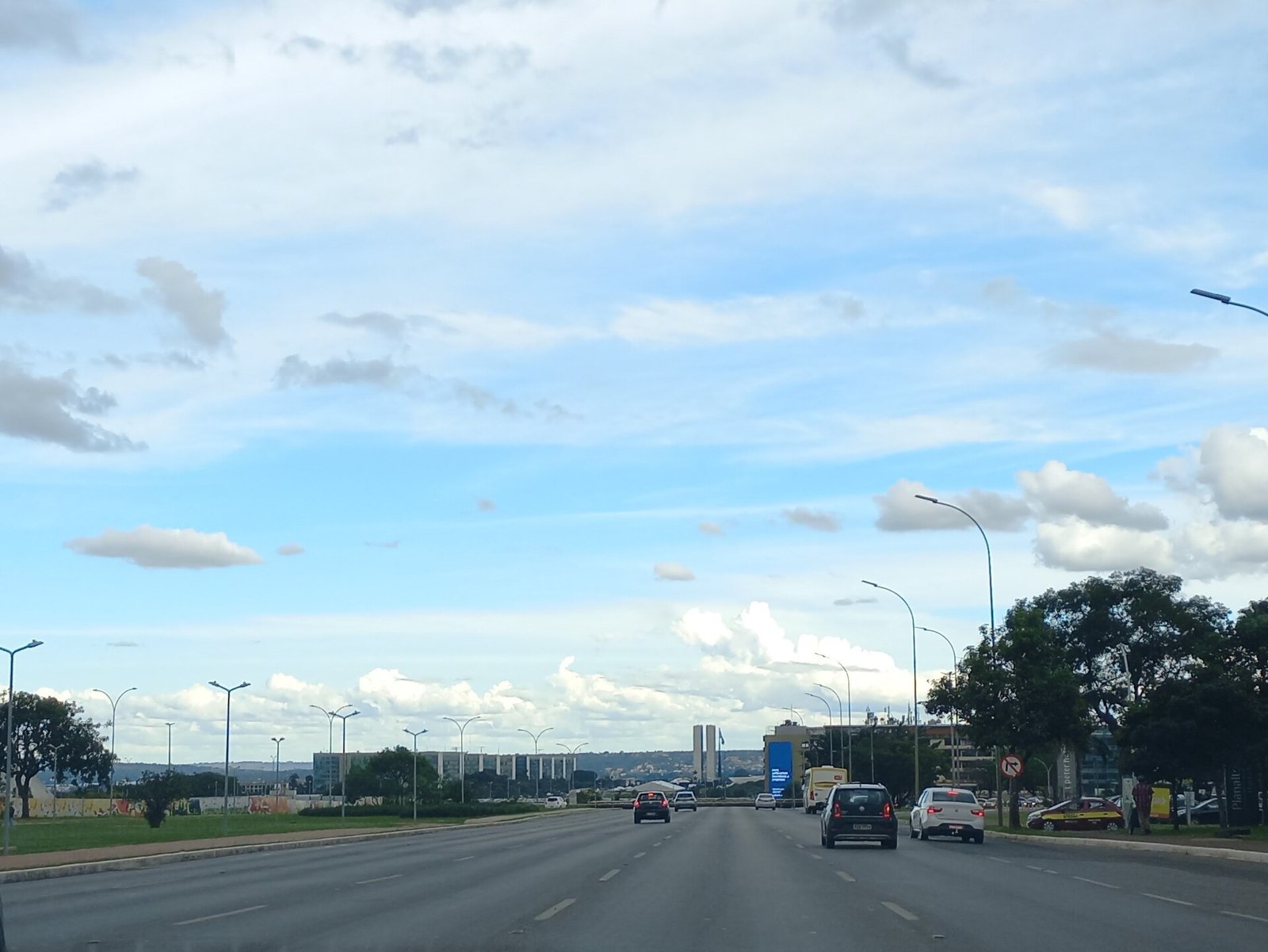 Eixo Monumental de Brasília com o prédio do Congresso Nacional ao fundo