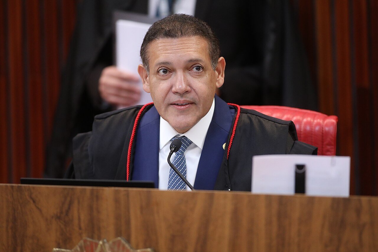 O ministro Kássio Nunes Marques falando ao microfone durante sessão plenária do TSE