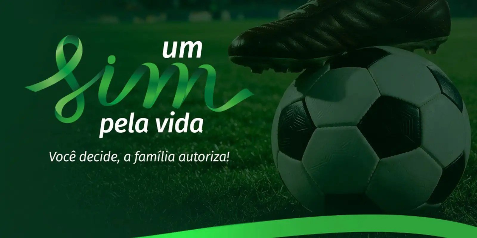 Arte da campanha Um Sim pela Vida sobre doacao de orgaos, com bola de futebol no gramado