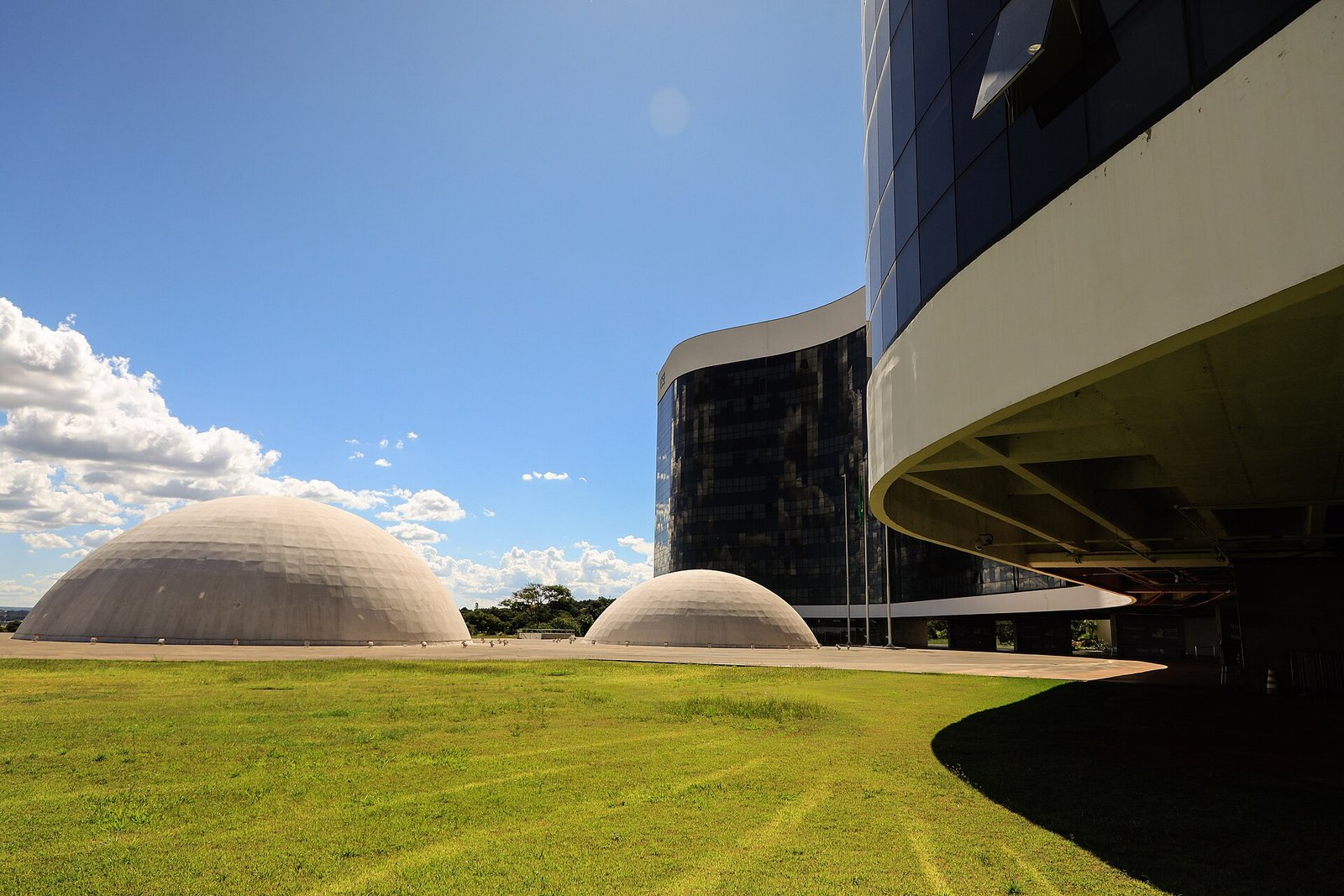 Fachada da sede do Tribunal Superior Eleitoral, em Brasília, com as cúpulas do edifício em primeiro plano