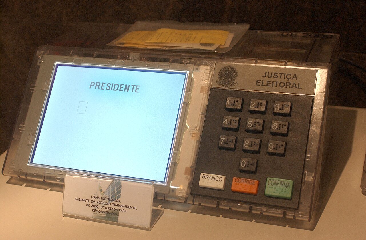Urna eletrônica da Justiça Eleitoral com a tela exibindo o cargo de presidente