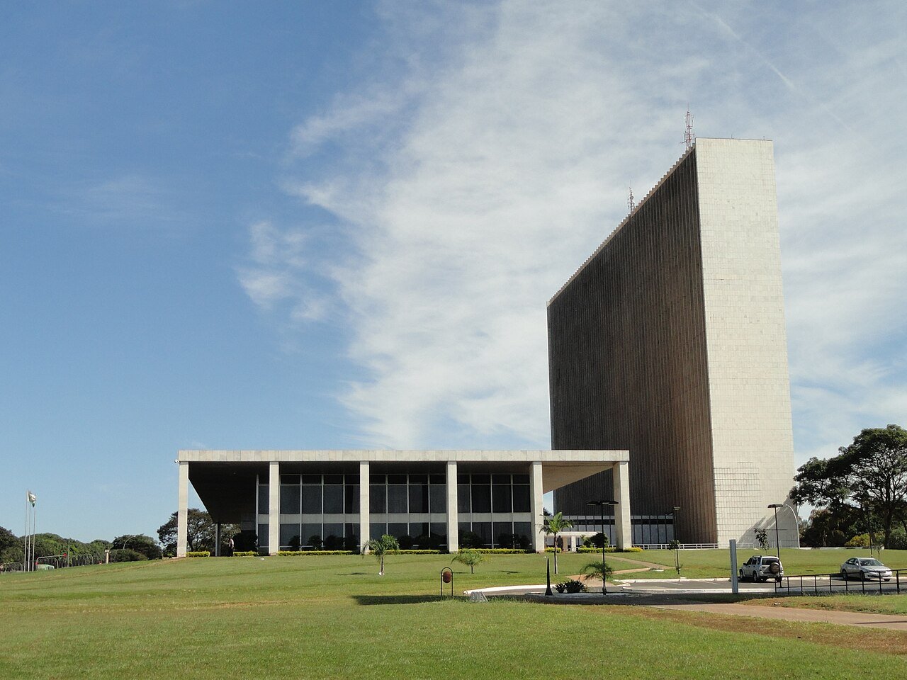 Fachada do Palácio do Buriti, sede do governo do Distrito Federal, em dia de céu azul