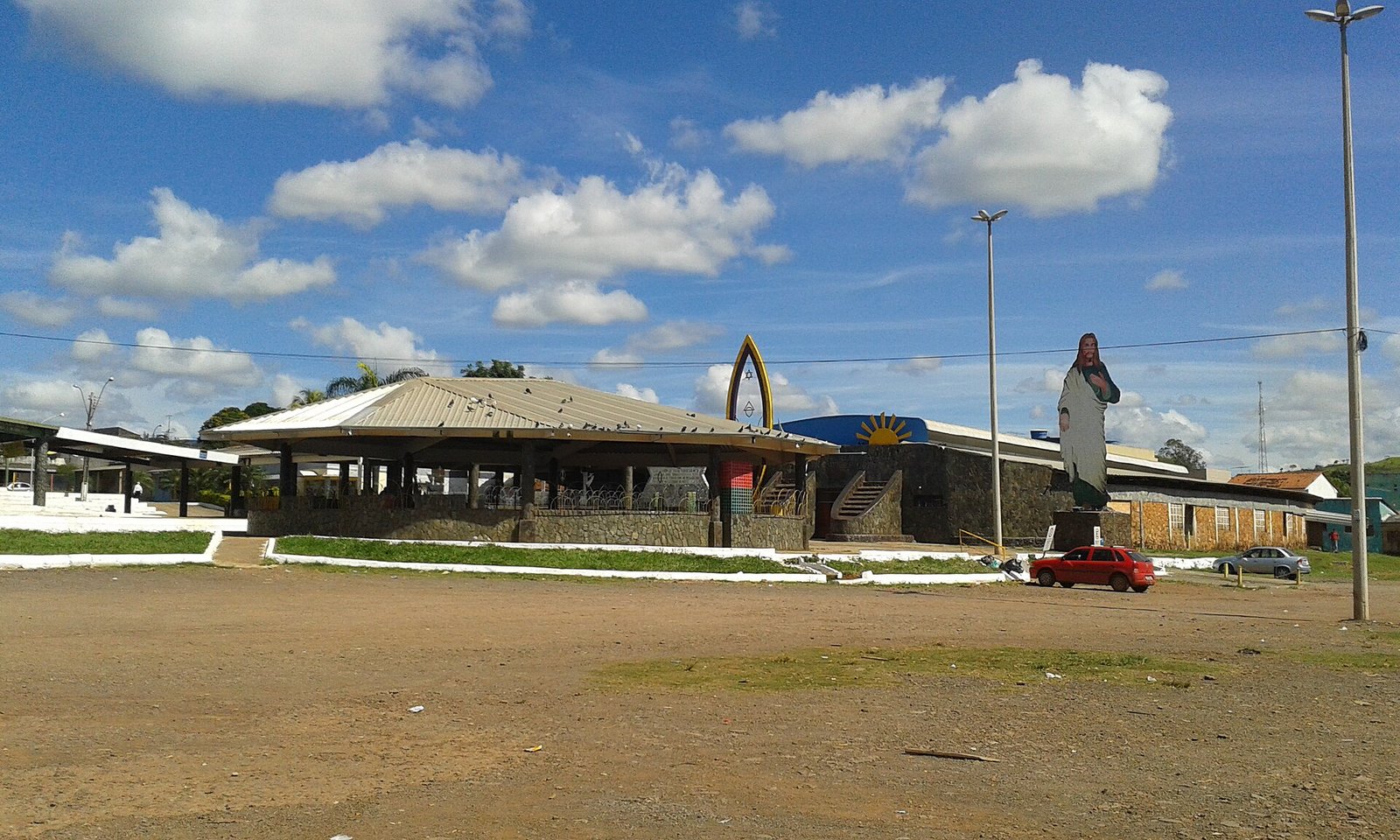 Templo do Vale do Amanhecer, em Planaltina, com a estátua do Cristo ao lado