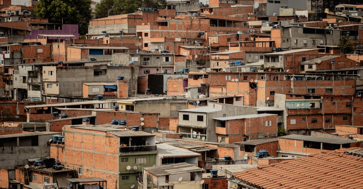 Casas autoconstruídas de alvenaria em área urbana adensada, imagem ilustrativa