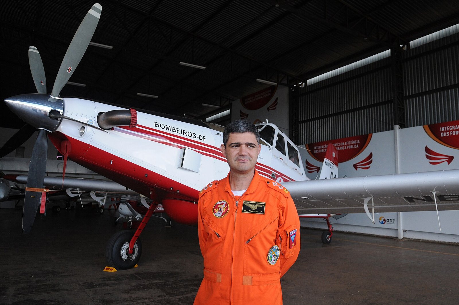 Aeronave dos Bombeiros do DF em hangar, usada no combate a incêndios florestais