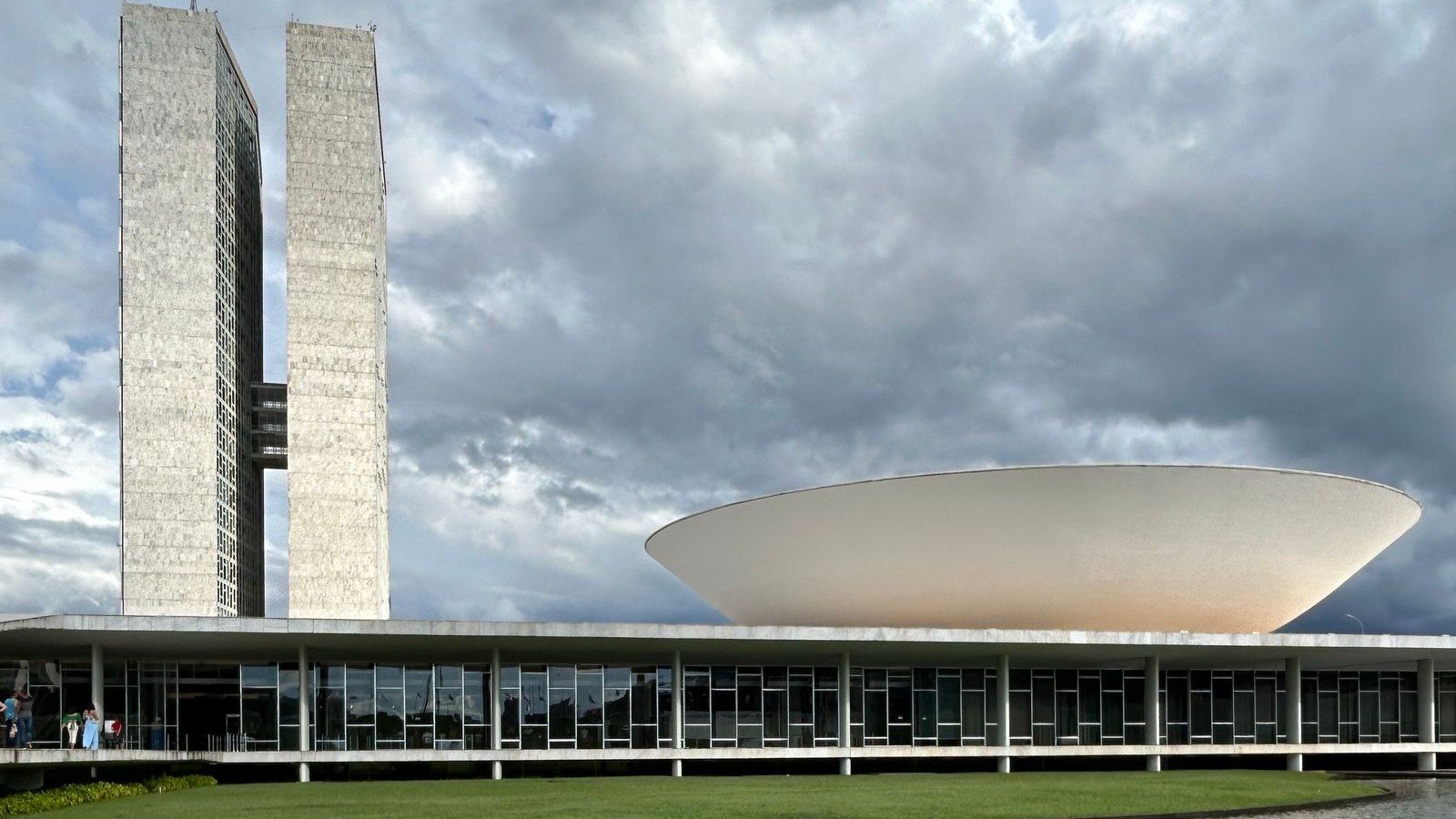 Congresso Nacional, em Brasília, com as duas torres e a cúpula da Câmara refletidas no espelho d'água; foto ilustrativa