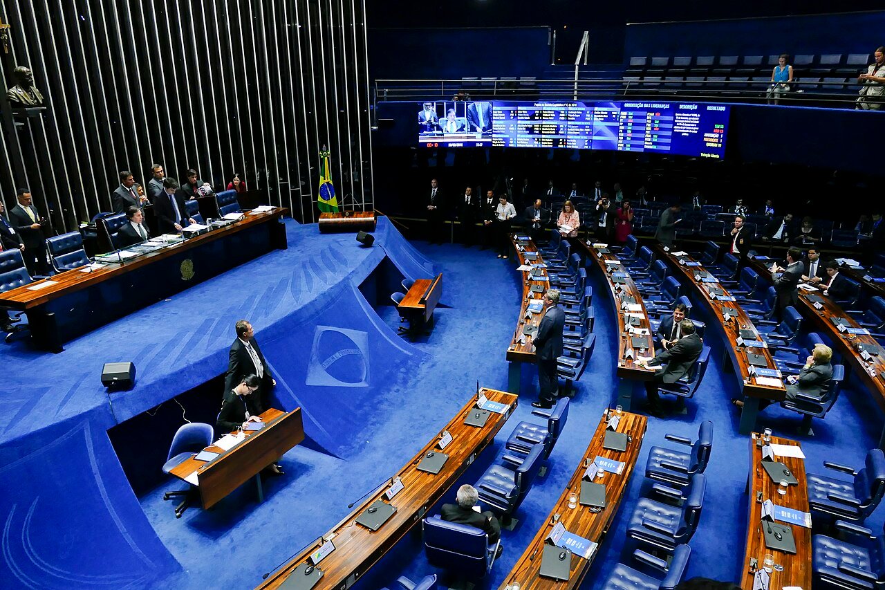Vista geral do plenario do Senado Federal durante sessao, com o painel eletronico ao fundo