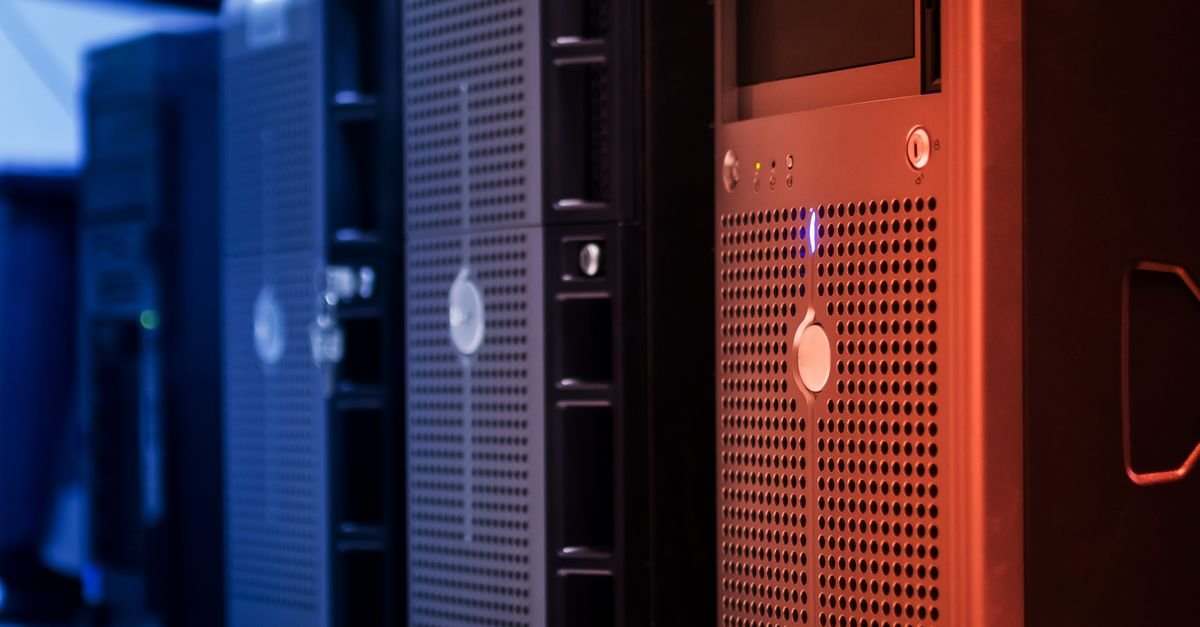 Racks de servidores em um data center com iluminação azul e vermelha