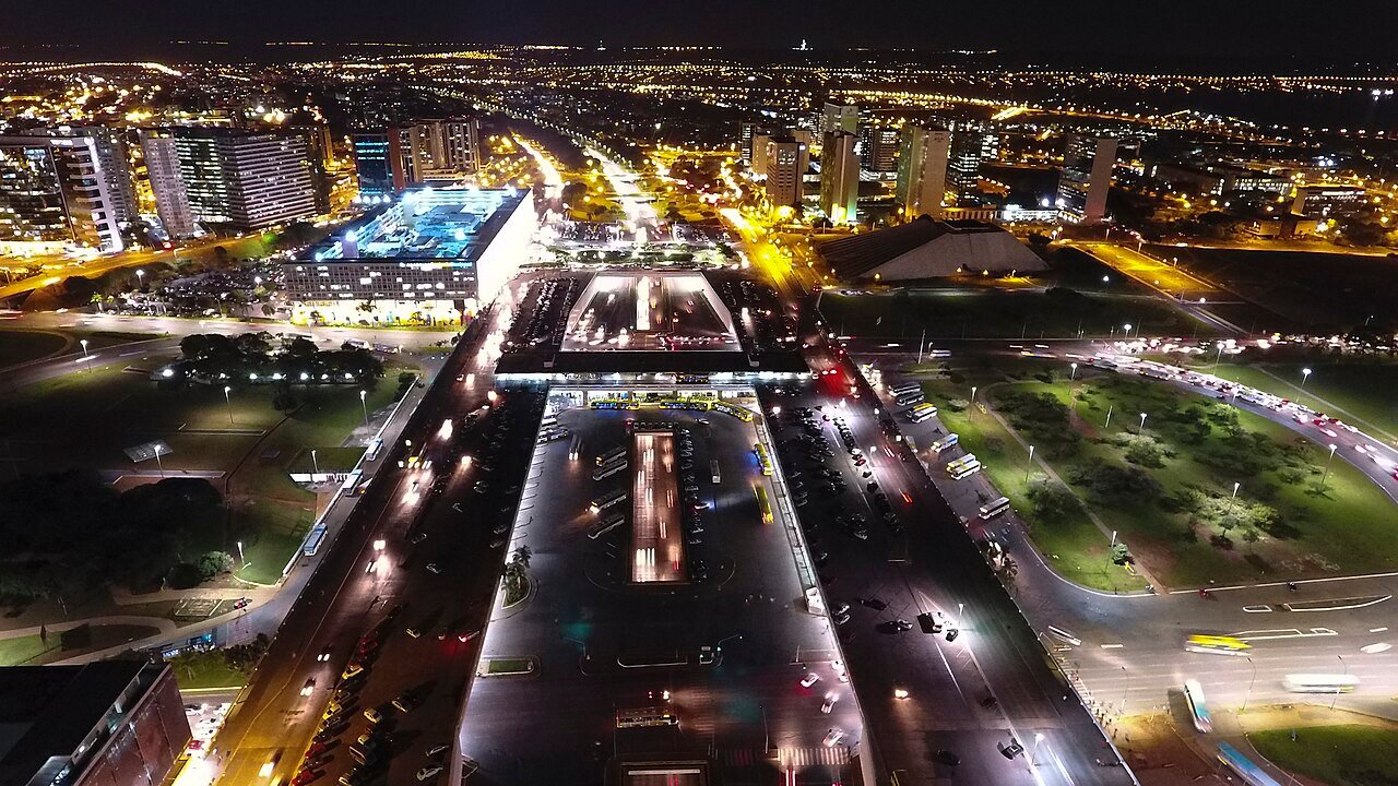 Vista aérea noturna da Rodoviária do Plano Piloto e dos eixos iluminados, em Brasília