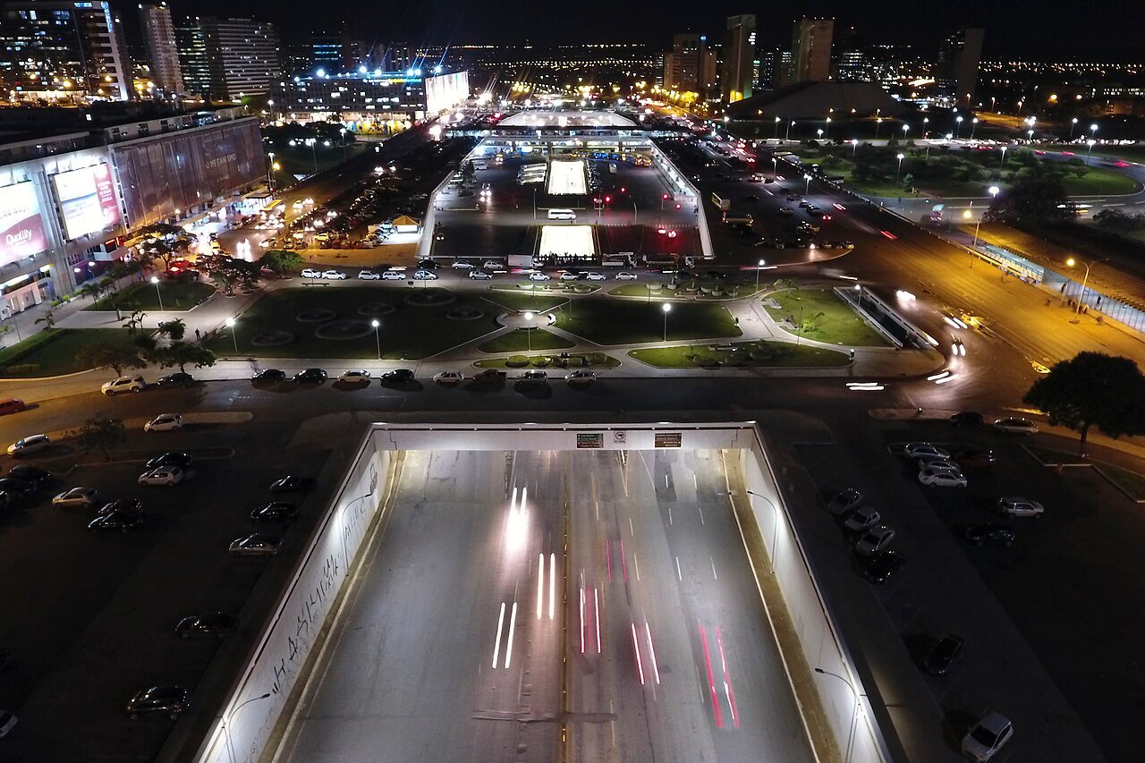 Túnel do Buraco do Tatu e a Rodoviária do Plano Piloto à noite, com as vias iluminadas