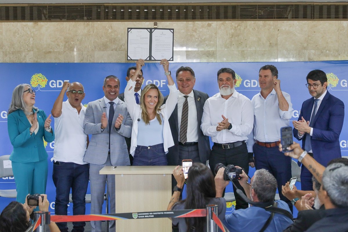 Governadora Celina Leão reunida com deputados distritais na CLDF