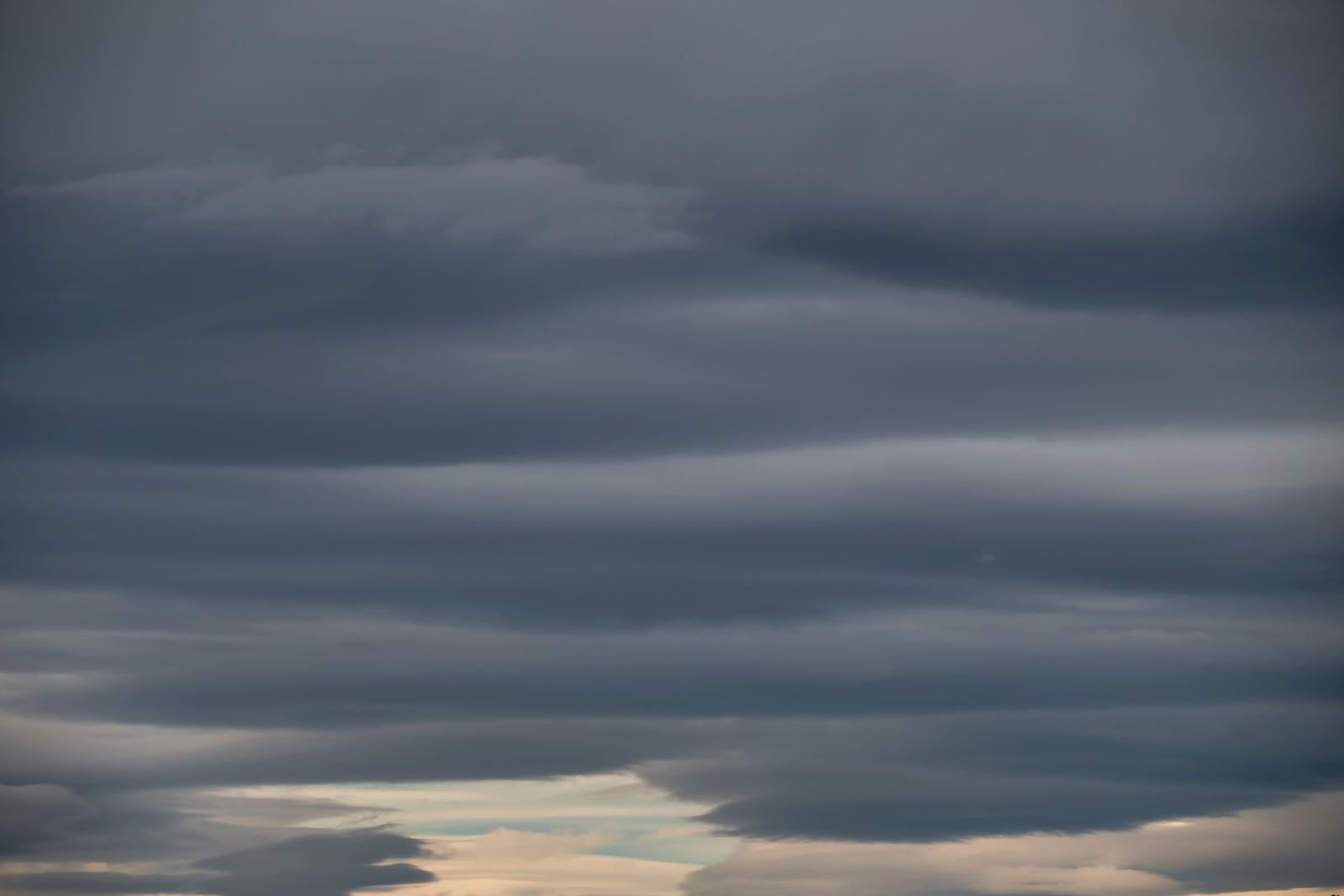 Céu coberto por nuvens escuras de tempestade