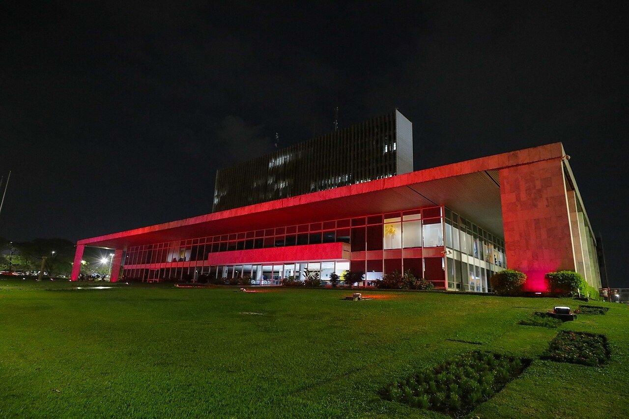 Fachada do Palácio do Buriti, sede do governo do DF, iluminada em rosa à noite, em foto de arquivo de outubro de 2024