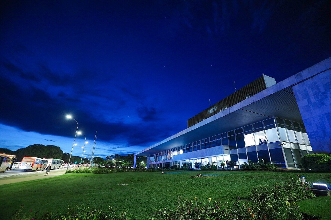 Palácio do Buriti, sede do governo do Distrito Federal, iluminado ao entardecer, em foto de arquivo de 2024
