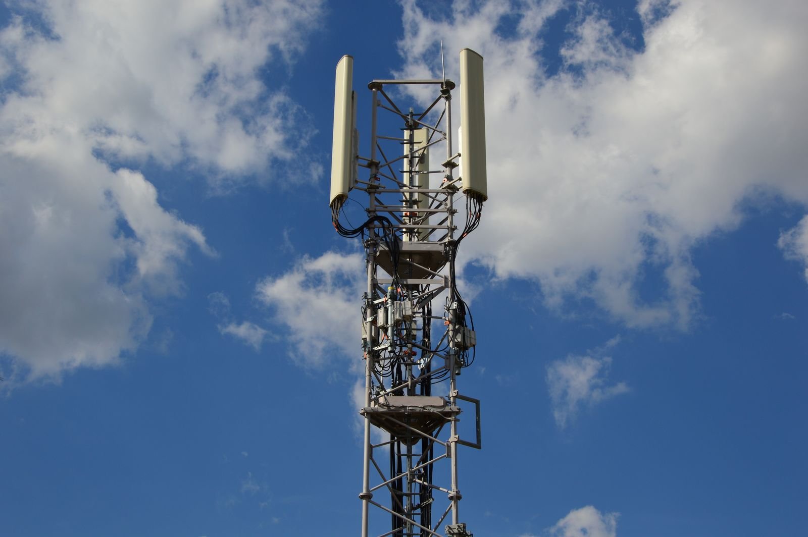 Torre de telefonia celular com antenas contra o céu azul