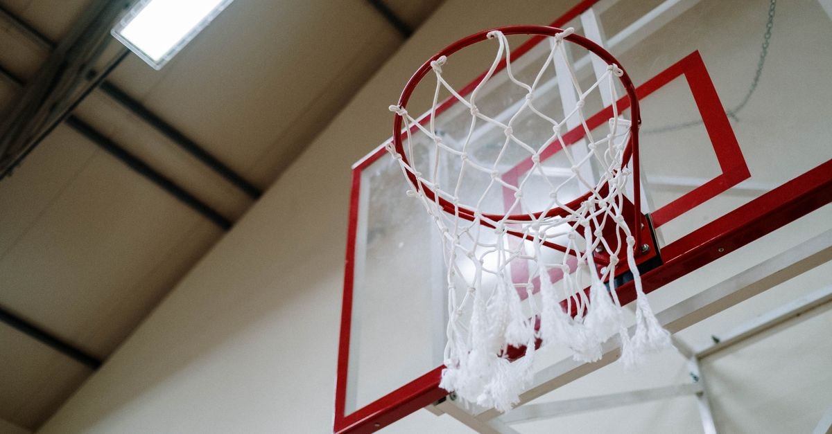 Aro de basquete com rede branca visto de baixo, em ginásio coberto (foto ilustrativa, não é do Nilson Nelson)